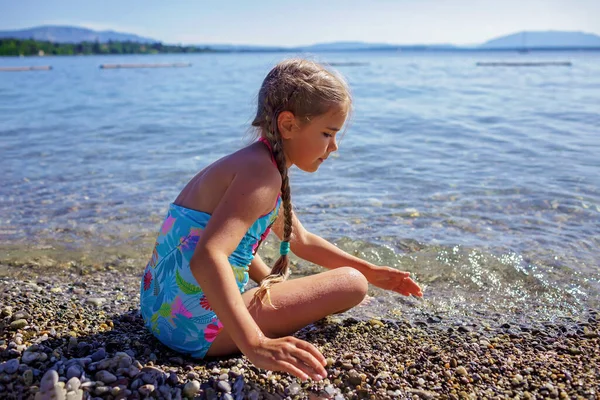 Chica Feliz Divierte Juega Con Piedras Playa Guijarros Lago Ginebra — Foto de Stock
