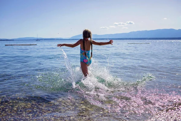 Happy Girl Running Sea Splashing Sun Light Lots Fun Happiness — Stock Photo, Image