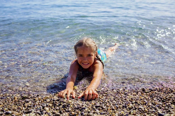 Счастливая Девушка Лежит Воде Брусчатом Пляже Женевского Озера Над Горами — стоковое фото