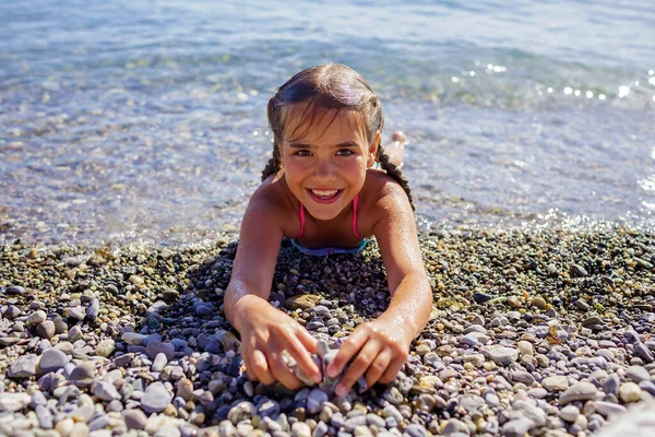 소녀의 모습은 제네바 호수에 해변에서 햇빛이 내리쬐는 위에서 재미와 양식등을 — 스톡 사진