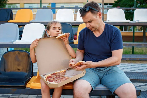 Pai Com Filha Fãs Futebol Assistir Jogo Futebol Comer Pizza — Fotografia de Stock