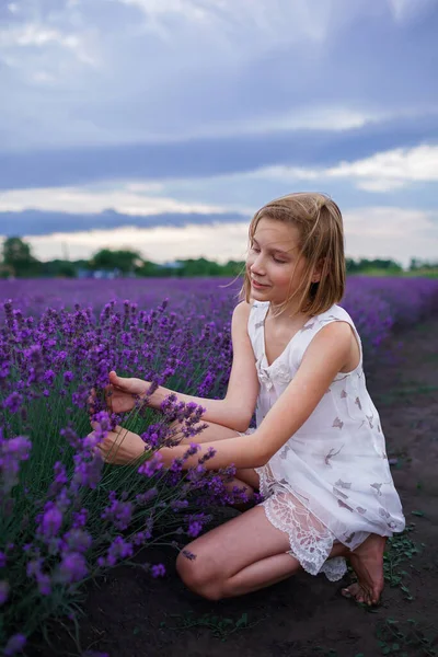 Tienermeisje Geniet Van Het Landschap Van Lavendelveld Dromerige Tiener Wandelen — Stockfoto