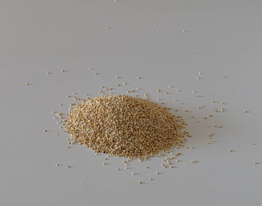 Beyaz arka planda çiğ kuskus. Kuskus gevreği granülleri