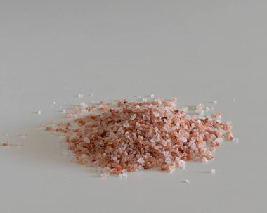 Beyaz arka planda pembe Himalaya tuzu