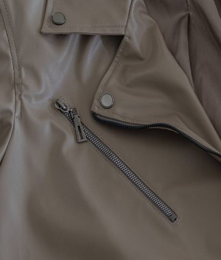 Ceketin yakasının bir parçası. Göğüs cebi. Cebinde kapalı fermuar var. Eko deri ceket.