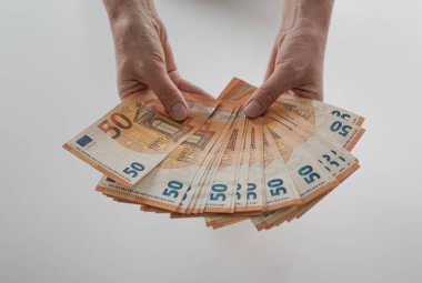 Bir kızın elinde kırık bir sigara. Sigarayı bırakıyorum. Sigara içmek kötüdür..