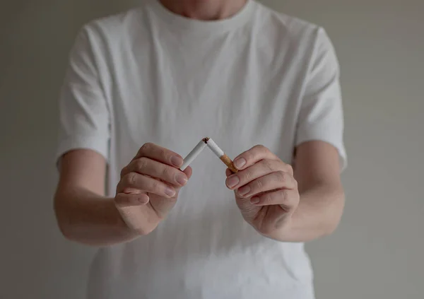 Сломанная Сигарета Руках Девушки Бросить Курить Курение Зло — стоковое фото