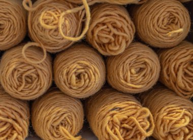 Tahta bir kutuya yakın, yün tozu yığını, seçici odak, sığ alan derinliği