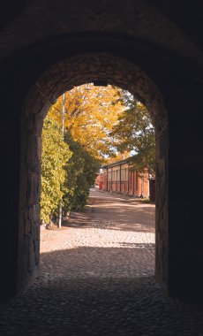 Parkta yeşil yapraklı eski taş kemer