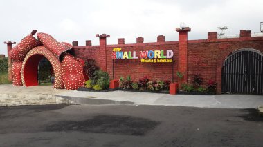 Purwokerto, Eylül 2022. DÜNYA GARDEN BATURRADEN BANUMAS JENTRAL JAVA INDONEZYA