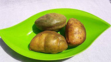 Namnam 'ın taze meyvesi ya da kopi anjing ya da beyaz arka planda anjinganjing