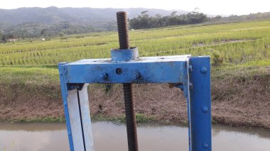 Endonezya nehrinin nehir akış düzenleyicisi