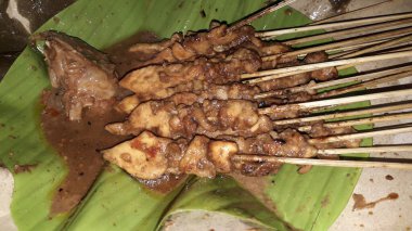 Doydum. Endonezya yerel yemekleri ızgara tavuk veya ızgara keçiden yapılır.