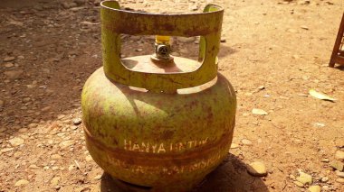 Banjarnegara, Eylül 2022. Sıvı petrol veya gaz LPG Endonezya Yeşil silindirli 3 kg sadece fakir insanlar için