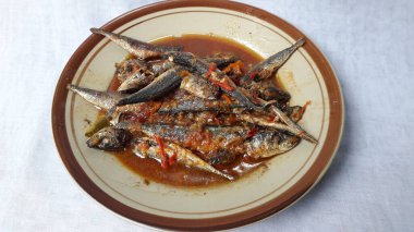 Ikan pindang balado ya da Endonezya 'dan sıcak soslu kızarmış balık.