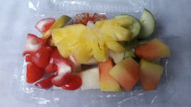 Rujak veya lutis veya frsh meyveli salata çok meyve verir.