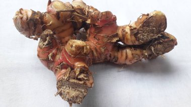 Beyaz arkaplanda Lengkuas ora laos veya galangal