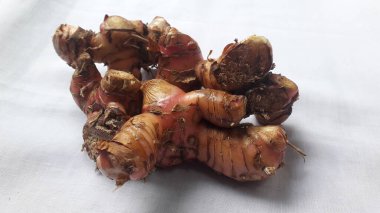 Beyaz arkaplanda Lengkuas veya laos veya galangal