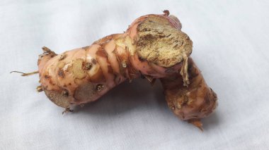 Beyaz arkaplanda Lengkuas veya laos veya galangal