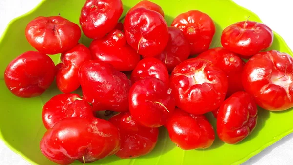 Java Mela Acqua Guava Rossa Jambu Aria Merah Piatto Verde — Foto Stock