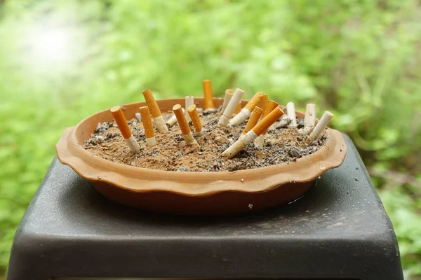 Χρησιμοποιημένα Τσιγάρα Ένα Δίσκο Άμμο Αποτσίγαρα — Φωτογραφία Αρχείου