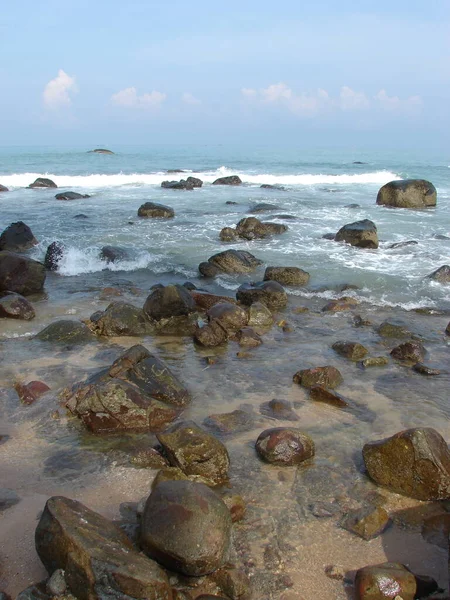 Pantai Dengan Batu Laut Andaman Thailand Barat Laut Langit Batu — Stok Foto