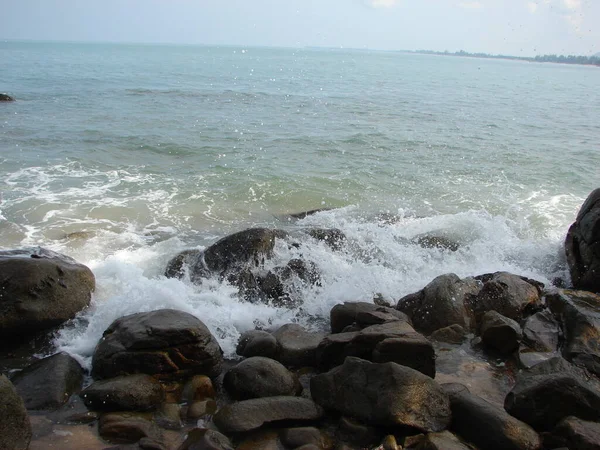 Gelombang Pantai Dengan Batu Laut Andaman Thailand Barat Laut Langit — Stok Foto