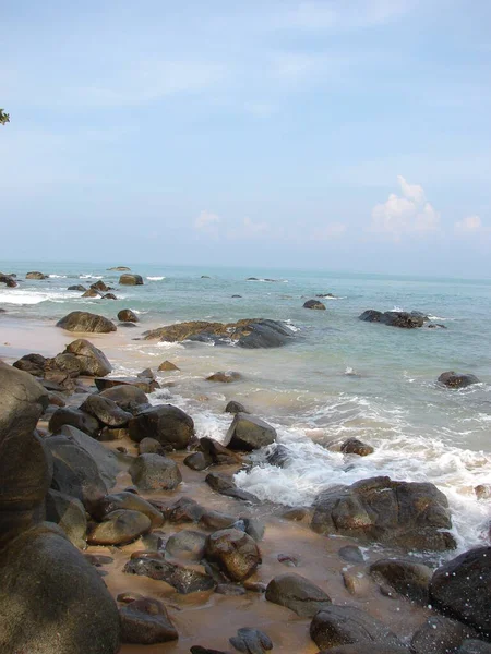 在泰国西北部安达曼海的海滩上挥动着石头 岛屿和波浪 放假的时候 — 图库照片