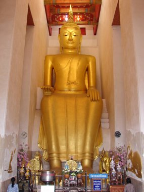 U-Tanga Suphannaphum dönemindeki sanatla birlikte orman duruşu içindeki büyük yaldızlı Buda resmi. Wat Pa Lelai, Tayland 'ın Suphanburi eyaletinin önemli bir tapınağıdır..