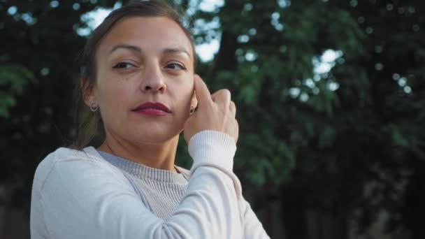 Hezká Žena Narovnává Vlasy Portrét Krásné Mladé Ženy Zeleném Pozadí — Stock video