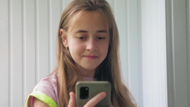 Uma Menina Adolescente Bonita Com Cabelo Loiro Longo Está Falando — Vídeo de Stock