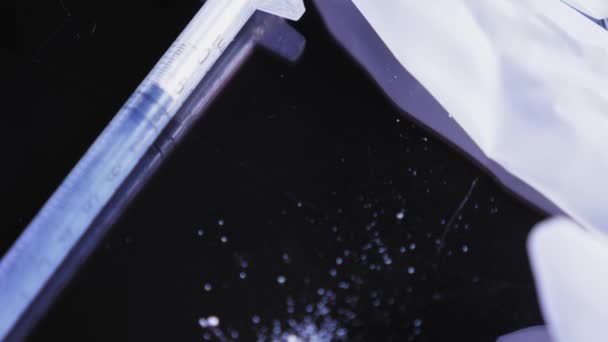 白色粉末 胰岛素注射器和白色医用手套躺在黑暗的反射面上 吸毒成瘾的概念 高质量的4K镜头 — 图库视频影像