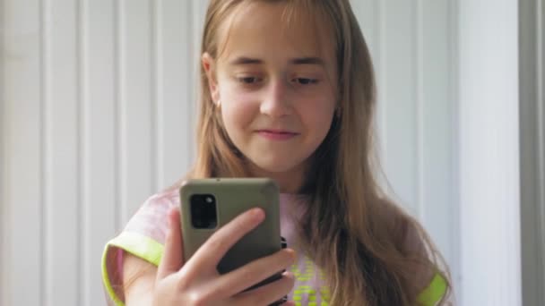 Uma Menina Adolescente Bonita Com Cabelo Loiro Longo Está Falando — Vídeo de Stock