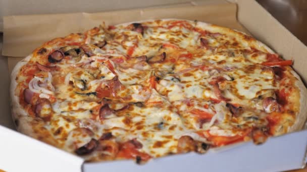 Warme Smakelijke Pizza Met Kaas Beierse Worsten Tomaten Uien Champignons — Stockvideo