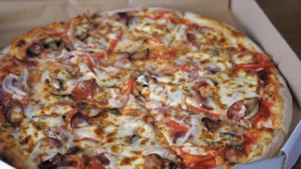 Una Mano Mujer Toma Pedazo Pizza Caliente Apetitosa Con Queso — Vídeo de stock