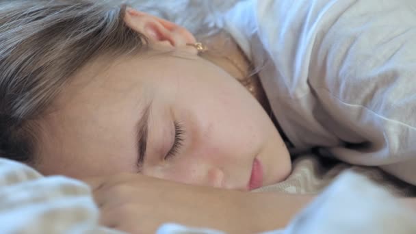Uma Linda Adolescente Está Dormindo Sua Cama Menina Acorda Seu — Vídeo de Stock