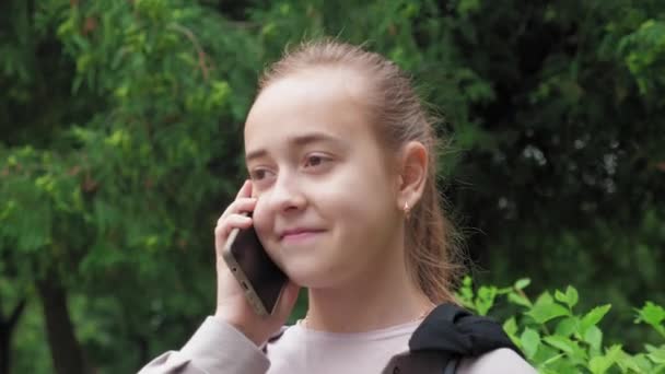 Красива Дівчина Підліток Говорить Телефону Стоячи Міському Парку Дівчина Стоїть — стокове відео