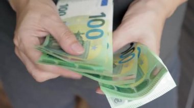 100 Euro 'luk banknotlarla kadın eli, bir yığın para sayıyor. Yüksek kalite 4k görüntü