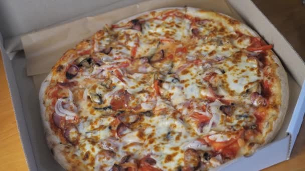 Forró Étvágygerjesztő Pizza Sajttal Bajor Kolbásszal Paradicsommal Hagymával Gombával Egy — Stock videók