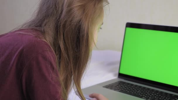 Cute Teenage Girl Lying Bed Front Her Laptop Green Screen — Stockvideo