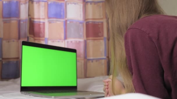 Cute Teenage Girl Lying Bed Front Her Laptop Green Screen — Stockvideo