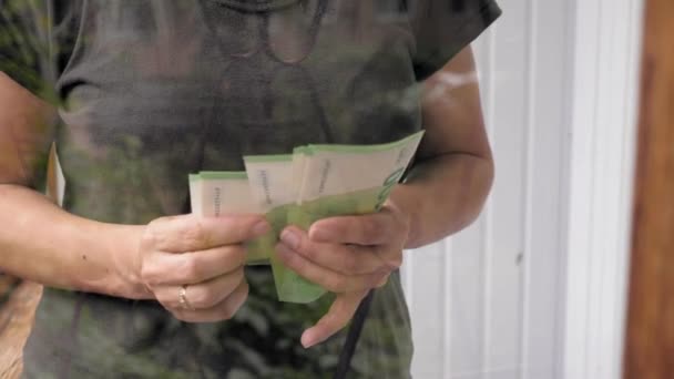 Een Vrouw Verspreidt Eurobankbiljetten Een Ventilator Een Jonge Vrouw Staat — Stockvideo