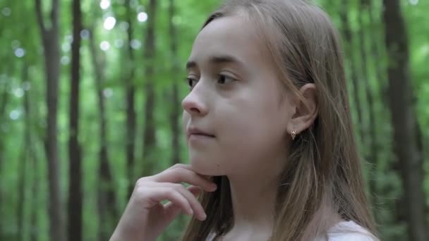 Portrét Krásné Dívky Kráčející Sama Lese Mladík Dlouhými Vlasy Chodí — Stock video