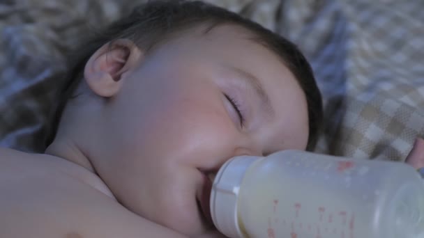 Portret Van Een Slapend Kind Met Een Fles Zijn Mond — Stockvideo