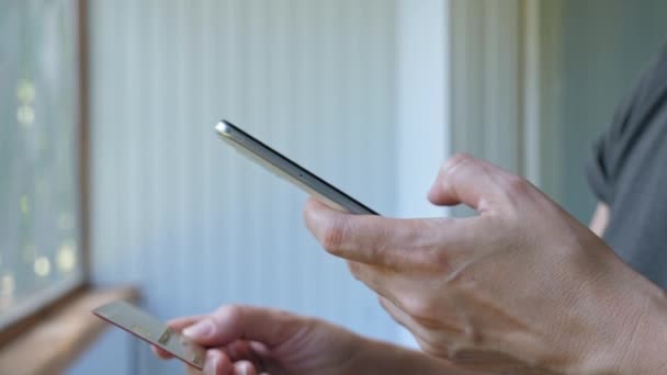 Bir Kadın Tarar Telefon Kullanarak Kart Numarasını Okur Kız Telefonu — Stok video