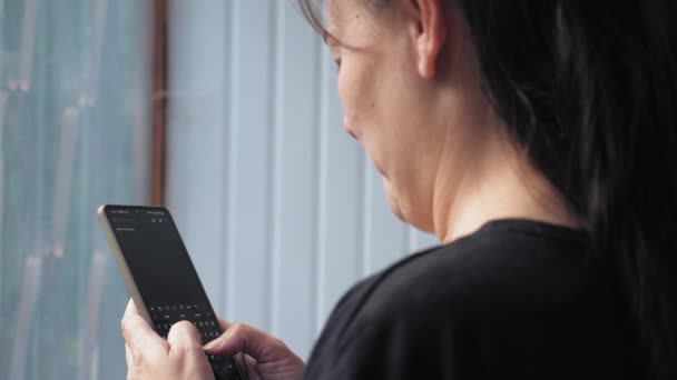 Genç Bir Kadın Balkonda Duruyor Telefonuna Bir Mesaj Yazıyor Bir — Stok video