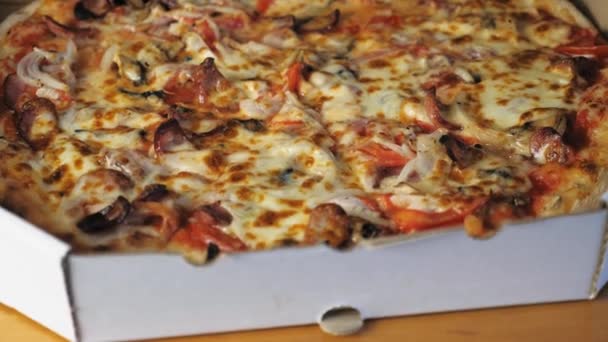 Deliciosa Pizza Caliente Con Queso Salchichas Bávaras Tomates Cebollas Champiñones — Vídeo de stock