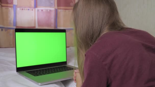 Cute Teenage Girl Lying Bed Front Her Laptop Green Screen — Stockvideo