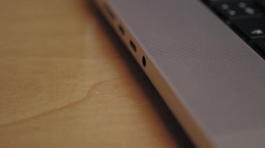 Adamın biri kulaklığa kulaklık takıyor. Adamın kulaklık konnektörüyle dizüstü bilgisayara kablo yerleştirdiği yakın plan. Kulaklıkları kabloyla bilgisayara bağlıyorum. Yüksek kalite 4k görüntü