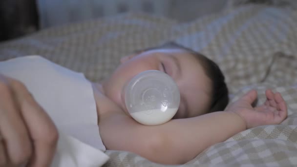 Sleeping Baby Bottle His Mouth Mom Covers Sleeping Baby Child — Vídeo de Stock